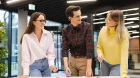 Administracja i bezpieczeństwo wewnętrzne | Studia II stopnia ze studiami podyplomowymi w Opolu | Uniwersytet WSB Merito Opole: Główna grafika: Opole - studia II stopnia z podyplomowymi - grupa studentów pracująca wspólnie nad projektem