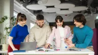Zarządzanie | Studia II stopnia ze studiami podyplomowymi w Opolu | Uniwersytet WSB Merito Opole: Główna grafika: Opole - studia II stopnia - grupa studentów pracująca nad projektem, przeglądają notatki