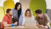 International Management | Studia II stopnia w Opolu | Uniwersytet WSB Merito Opole: Główna grafika: Opole - studia II stopnia - grupa studentów przeglądająca wspólnie notatki