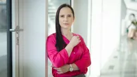 Akademia przywództwa kobiet | Studia podyplomowe w Opolu | Uniwersytet WSB Merito Opole: Główna grafika: Opole - studia podyplomowe - Kobieta w różowej koszuli