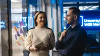 Zarządzanie zespołami rozproszonymi | Studia podyplomowe w Opolu | Uniwersytet WSB Merito Opole: Główna grafika: Opole - studia podyplomowe - Zarządzanie zespołami rozproszonymi - dwie osoby przeglądające notatki na karteczkach samoprzylepnych