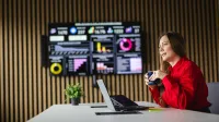 Social media i influencer marketing | Studia podyplomowe w Opolu | Uniwersytet WSB Merito Opole: Główna grafika: Opole - studia podyplomowe - Social media i influencer marketing - Kobieta siedząca przy biurku z kubkiem kawy