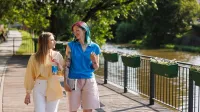 Kontynuuj studia | Uniwersytet WSB Merito Opole: Główna grafika: Opole - kontynuuj studia - dwie dziewczyny na spacerze