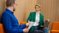 Windykacja i zarządzanie wierzytelnościami | Uniwersytet WSB Merito Opole: Główna grafika: Opole - studia podyplomowe - Windykacja i zarządzanie wierzytelnościami - Dwie rozmawiające osoby, dzielą się notatkami