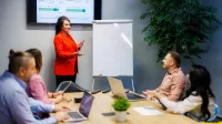 Agile – zwinne metodyki zarządzania projektami | Studia podyplomowe w Opolu | Uniwersytet WSB Merito Opole: Główna grafika: Opole - studia podyplomowe - grupa osób w sali wykładowej