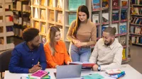 International Business | Studia I stopnia w Opolu | Uniwersytet WSB Merito Opole: Główna grafika: Opole - studia I stopnia - specjalność International Business - Grupa uczących się studentów