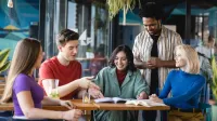 International Business | Studia I stopnia w Opolu | Uniwersytet WSB Merito Opole: Główna grafika: Opole - studia I stopnia - specjalność International Business - Grupa uczących się studentów