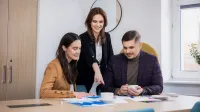 Zarządzanie zespołami rozproszonymi | Studia podyplomowe w Opolu | Uniwersytet WSB Merito Opole: Główna grafika: Opole - studia podyplomowe - Zarządzanie zespołami rozproszonymi - Grupa osób przeglądająca notatki
