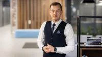 Zarządzanie projektem – Akademia Project Managera | Uniwersytet WSB Merito Opole: Główna grafika: Opole - studia podyplomowe - Zarządzanie projektem – Akademia Project Managera - Mężczyzna stojący obok regału na książki