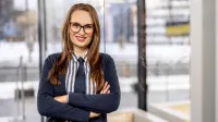 Energetyka wiatrowa | Studia podyplomowe w Opolu | Uniwersytet WSB Merito Opole: Główna grafika: Opole - studia podyplomowe - Energetyka wiatrowa (Onshore & Offshore) - Uśmiechnięta kobieta