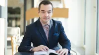 Rachunkowość od podstaw | Studia podyplomowe w Opolu | Uniwersytet WSB Merito Opole: Główna grafika: Opole - studia podyplomowe - Rachunkowość od podstaw - Mężczyzna przeglądający książkę
