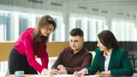 Bezpieczeństwo i higiena pracy | Studia podyplomowe w Opolu | Uniwersytet WSB Merito Opole: Główna grafika: Opole - studia podyplomowe - Bezpieczeństwo i higiena pracy - Grupa osób pracująca przy projekcie