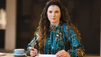Audyt wewnętrzny i controlling | Studia podyplomowe w Opolu | Uniwersytet WSB Merito Opole: Główna grafika: Opole - studia podyplomowe - Audyt wewnętrzny i controlling - Kobieta tworząca notatki