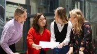 Rachunkowość od podstaw | Studia podyplomowe w Opolu | Uniwersytet WSB Merito Opole: Główna grafika: Opole - studia podyplomowe - Rachunkowość od podstaw - Grupa kobiet wspólnie przeglądająca notatki