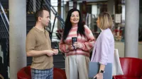 Księgowość i podatki w praktyce | Studia podyplomowe w Opolu | Uniwersytet WSB Merito Opole: Główna grafika: Opole - studia podyplomowe - Księgowość i podatki w praktyce - Grupa rozmawiających znajomych