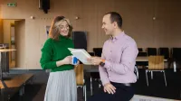 Administracja – prawo, zarządzanie i organizacja | Studia podyplomowe w Opolu | Uniwersytet WSB Merito Opole: Główna grafika: Opole - studia podyplomowe - Administracja – prawo, zarządzanie i organizacja - Dwie osoby przeglądające notatki