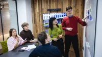 Artificial intelligence. Machine learning | Studia podyplomowe w Opolu | Uniwersytet WSB Merito Opole: Główna grafika: Opole - studia podyplomowe - Artificial intelligence. Machine learning - Grupa osób wspólnie pracująca nad projektem
