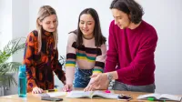 Administracja i finanse samorządowe | Studia I stopnia w Opolu | Uniwersytet WSB Merito Opole: Główna grafika: Opole - studia I stopnia - specjalność administracja i finanse samorządowe - Grupa osób wspólnie pracująca nad projektem