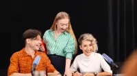 Wyniki wyszukiwania | Uniwersytet WSB Merito Opole: Główna grafika: Opole - studia II stopnia - specjalność Psychologia i zarządzanie kapitałem ludzkim - Grupa śmiejących się osób, znajdują się w studiu radiowym