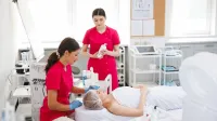Odnowa biologiczna i wellness | Studia I stopnia w Opolu | Uniwersytet WSB Merito Opole: Główna grafika: Opole - studia I stopnia - specjalność Odnowa biologiczna i wellness - Trzy studentki w laboratorium kosmetologicznym 