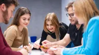 Inżynieria zarządzania | Studia I stopnia w Opolu | Uniwersytet WSB Merito Opole: Główna grafika: Opole - studia I stopnia - Inżynieria zarządzania -  Grupa osób grająca w grę karcianą