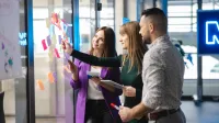 Inżynieria systemów logistycznych | Studia I stopnia w Opolu | Uniwersytet WSB Merito Opole: Główna grafika: Opole - studia I stopnia - specjalność Inżynieria systemów logistycznych - Grupa osób tworząca notatki przy użyciu karteczek samoprzylepnych
