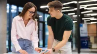 Psychologia i zarządzanie kapitałem ludzkim | Studia II stopnia ze studiami podyplomowymi  | Uniwersytet WSB Merito Opole: Główna grafika: Opole - studia II stopnia z podyplomowymi - specjalność Psychologia i zarządzanie kapitałem ludzkim - Dwie osoby tworzące notatki