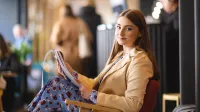 Pedagogika resocjalizacyjna z socjoterapią | Studia II stopnia ze studiami podyplomowymi  | Uniwersytet WSB Merito Opole: Główna grafika: Opole - studia II stopnia z podyplomowymi - specjalność Pedagogika resocjalizacyjna z socjoterapią - Kobieta siedząca w kawiarni, przegląda notatki
