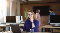Digital Marketing Masterclass | Studia podyplomowe w Opolu | Uniwersytet WSB Merito Opole: Główna grafika: Opole - studia podyplomowe - Digital Marketing Masterclass - Kobieta korzystająca z laptopa