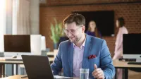 Dialog motywujący | Studia podyplomowe w Opolu | Uniwersytet WSB Merito Opole: Główna grafika: Opole - studia podyplomowe - Dialog motywujący - Mężczyzna korzystający z laptopa