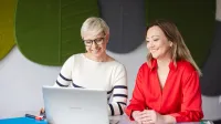 Dialog motywujący | Studia podyplomowe w Opolu | Uniwersytet WSB Merito Opole: Główna grafika: Opole - studia podyplomowe - Dialog motywujący - Dwie kobiety korzystające z laptopa