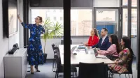 Dialog motywujący | Studia podyplomowe w Opolu | Uniwersytet WSB Merito Opole: Główna grafika: Opole - studia podyplomowe - Dialog motywujący - Grupa osób w sali konferencyjnej