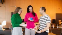 Zielone technologie i sztuczna inteligencja: informatyka dla zrównoważonego rozwoju | Studia podyplomowe w Opolu | Uniwersytet WSB Merito Opole: Główna grafika: Opole - studia podyplomowe - Zielone technologie i sztuczna inteligencja: informatyka dla zrównoważonego rozwoju - Grupa osób omawiająca notatki