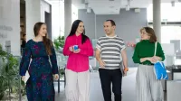 Psychologia transportu | Studia podyplomowe w Opolu | Uniwersytet WSB Merito Opole: Główna grafika: Opole - studia podyplomowe - Psychologia transportu - Grupa osób idąca korytarzem