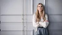 Główna grafika: Opole - studia podyplomowe - Doradca w procesie sukcesji - Kobieta oparta o ścianę