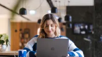 Psychologia skutecznej sprzedaży | Studia podyplomowe w Opolu | Uniwersytet WSB Merito Opole: Główna grafika: Opole - studia podyplomowe - Psychologia skutecznej sprzedaży - Dziewczyna korzystająca z laptopa