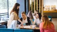 Dietetyka kliniczna i endokrynologiczna | Studia II stopnia w Opolu | Uniwersytet WSB Merito Opole: Główna grafika: Opole - studia II stopnia- Dietetyka:DIETETYKA KLINICZNA I ENDOKRYNOLOGICZNA - studentki rozmawiają w grupie