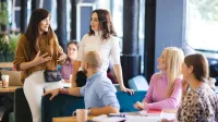 Informatyka | Studia I stopnia w Opolu | Uniwersytet WSB Merito Opole: Główna grafika: Opole - studia I stopnia inżynierskie- Informatyka - studenci rozmawiają ze sobą w grupie