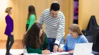 Sztuczna inteligencja i Data Science | Studia I stopnia w Opolu | Uniwersytet WSB Merito Opole: Główna grafika: Opole - studia I stopnia inżynierskie- Informatyka: Sztuczna inteligencja i Data Science - studenci analizują wspólnie treści przy biurku