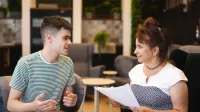 Pedagogika opiekuńczo-wychowawcza i innowacyjny warsztat pracy pedagoga | Studia II stopnia w Opolu | Uniwersytet WSB Merito Opole: Główna grafika: Opole - studia II stopnia - Pedagogika: Pedagogika opiekuńcza i innowacyjny warsztat pracy pedagoga - studenci rozmawiają ze sobą