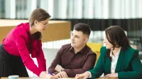 Psychodietetyka  dzieci i młodzieży | Studia podyplomowe w Opolu | Uniwersytet WSB Merito Opole: Główna grafika: Opole - studia podyplomowe -Psychodietetyka dzieci i młodzieży - uczestnicy studiów podyplomowych analizują wspólnie treść przy stole w bibliotece