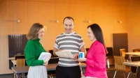 HR menedżer | Studia podyplomowe w Opolu | Uniwersytet WSB Merito Opole: Główna grafika: Opole - studia podyplomowe -HR menedżer- uczestnicy studiów podyplomowych analizują wspólnie treści z kartki
