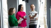 Analiza i informatyka śledcza | Studia podyplomowe w Opolu | Uniwersytet WSB Merito Opole: Główna grafika: Opole - studia podyplomowe - Analiza i informatyka śledcza- uczestnicy studiów podyplomowych stoją przy flipcharcie i analizują treści z niego