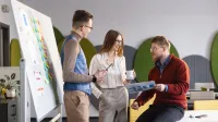 Pedagogika opiekuńczo-wychowawcza z pedagogiką Montessori | Studia I stopnia w Opolu | Uniwersytet WSB Merito Opole: Główna grafika: Opole - studia I stopnia licencjackie - Pedagogika: Pedagogika: Pedagogika opiekuńczo-wychowawcza z pedagogiką Montessori- studenci rozmawiają w sali lekcyjnej