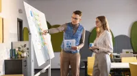 Pedagogika opiekuńczo-wychowawcza i innowacyjny warsztat pracy pedagoga | Studia II stopnia w Opolu | Uniwersytet WSB Merito Opole: Główna grafika: Opole - studia II stopnia - Pedagogika: Pedagogika opiekuńcza i innowacyjny warsztat pracy pedagoga - studenci analizują treści na flipcharcie