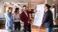 Budowa i utrzymanie aplikacji no-code | Uniwersytet WSB Merito Opole: Główna grafika: Opole - studia podyplomowe -Budowanie i utrzymanie aplikacji no-code - uczestnicy studiów podyplomowych analizują tresci z flipcharta 
