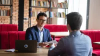 Główna grafika: Opole- studia podyplomowe - Coaching w standardzie ICF - uczestnicy studiów podyplomowych siedzą i rozmawiają