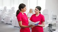 Trychologia z elementami biokosmetologii i fitoterapii | Studia I stopnia w Opolu | Uniwersytet WSB Merito Opole: Główna grafika: Opole - studia I stopnia licencjackie - Kosmetologia: Trychologia z elementami biokosmetyki i fitoterapii - studentki uczestniczą w zajęciach z kosmetologii
