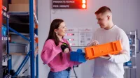 Logistyka i spedycja międzynarodowa | Studia I stopnia w Opolu | Uniwersytet WSB Merito Opole: Główna grafika: Opole - studia I stopnia inżynierskie - Logistyka: Logistyka i spedycja międzynarodowa - studenci rozmawiają ze sobą w sali logistyki