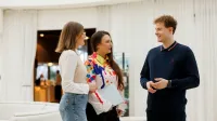 Cross-Border e-Commerce | Studia podyplomowe w Opolu | Uniwersytet WSB Merito Opole: Główna grafika: Opole - studia podyplomowe -Cross-Border e-Commerce- uczestnicy studiów podyplomowych rozmawiają ze sobą na korytarzu